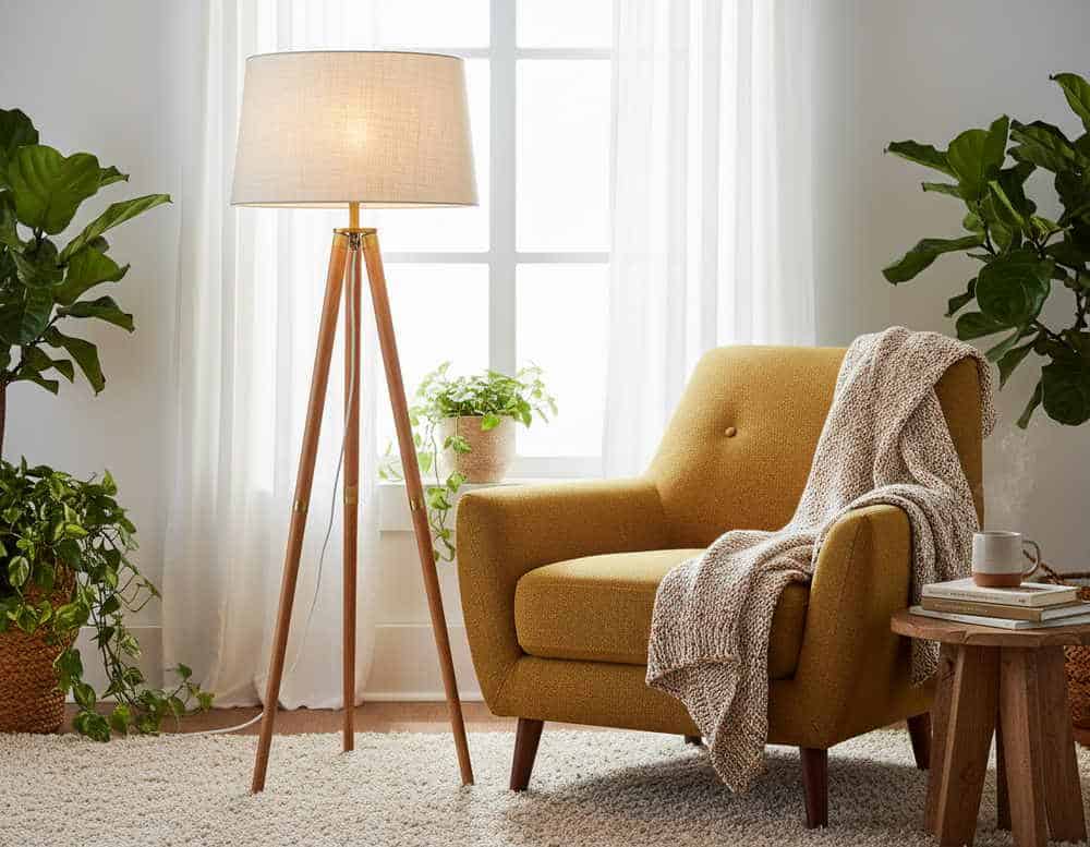 Stehlampe mir drei Beinen für gemütliche Leseecke Stehlampe mir drei Beinen für gemütliche Leseecke